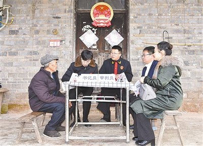  圖②：調(diào)解現(xiàn)場。