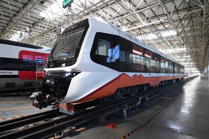 △2023年6月6日，中國(guó)中車(chē)出口阿根廷新能源輕軌車(chē)輛首列車(chē)在中車(chē)唐山公司下線(xiàn)。