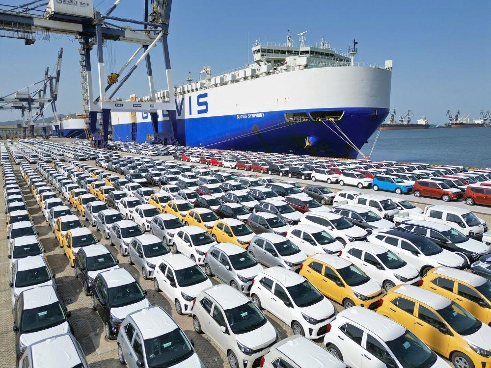 △2023年7月5日，大批出口商品車(chē)集結(jié)山東煙臺(tái)港準(zhǔn)備通過(guò)汽車(chē)滾裝船發(fā)運(yùn)。