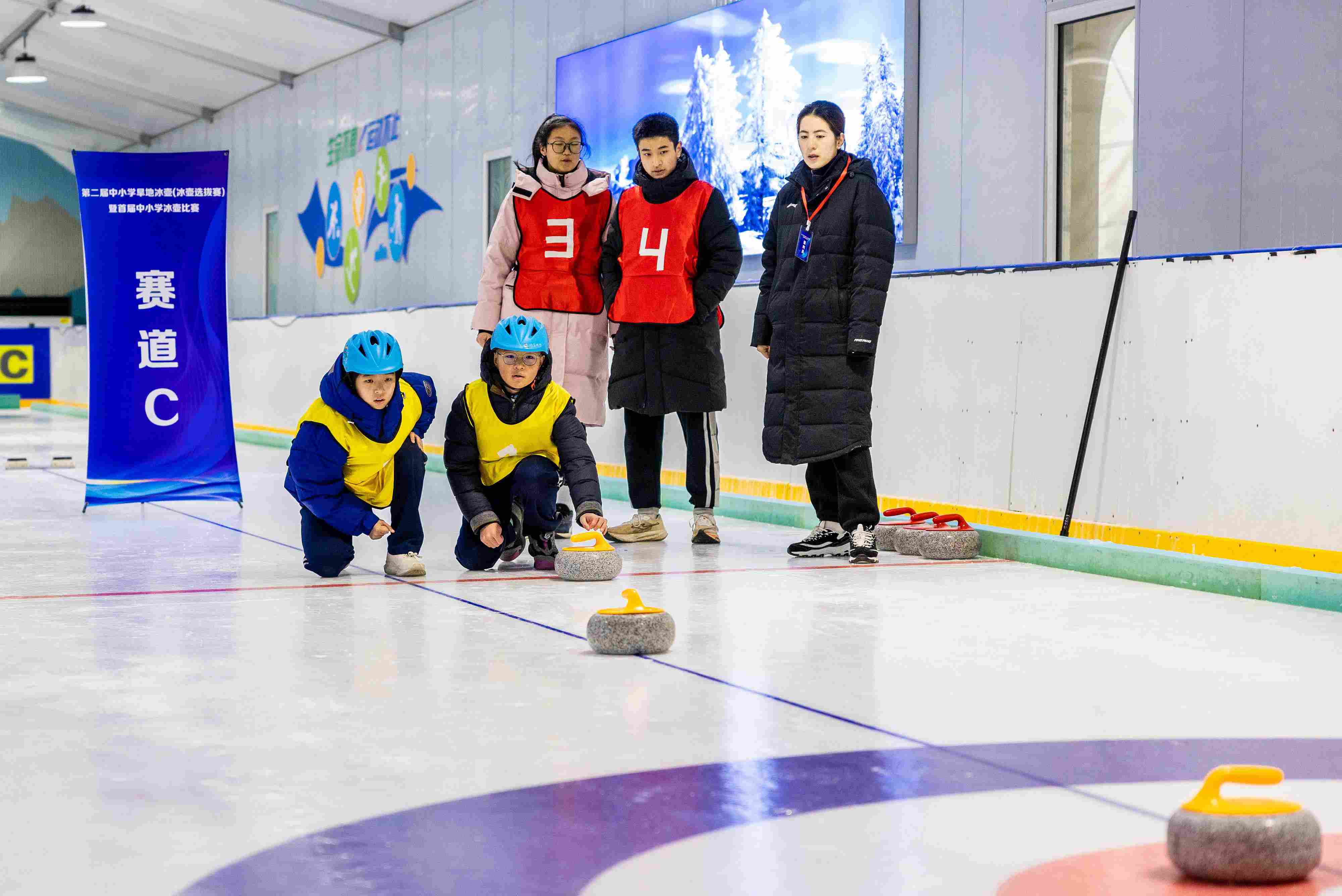 2023年12月10日，參賽選手在呼和浩特首屆中小學(xué)冰壺比賽中投擲冰壺。