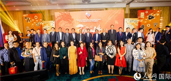 出席駐菲律賓使館2024年新年媒體沙龍部分嘉賓代表合影。人民網(wǎng)記者樊帆 攝