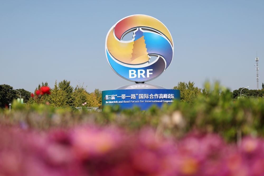 這是在北京市北土城路附近拍攝的“一帶一路”國際合作高峰論壇景觀布置（2023年10月16日攝）。新華社記者 陳斌 攝