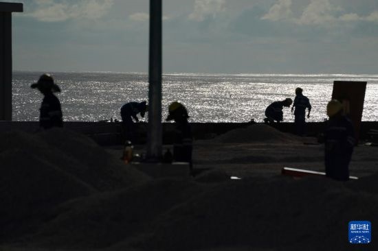 1月18日，工作人員在瑙魯艾沃港碼頭升級改造項目工地工作。新華社記者 王申 攝