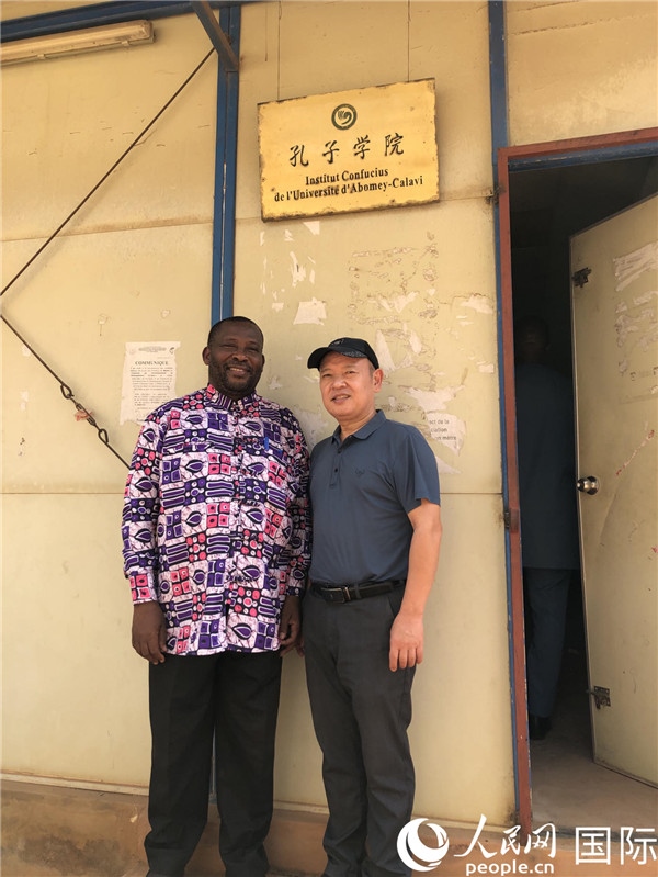 中方院長(zhǎng)趙華修和貝方院長(zhǎng)于連合影。人民網(wǎng)記者 黃培昭攝