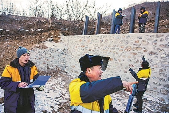 1月15日，門頭溝區(qū)妙峰山鎮(zhèn)，來自中國鐵路北京局的單秀松（左二）與同事正在鐵路線上進(jìn)行防洪隱患排查工作。