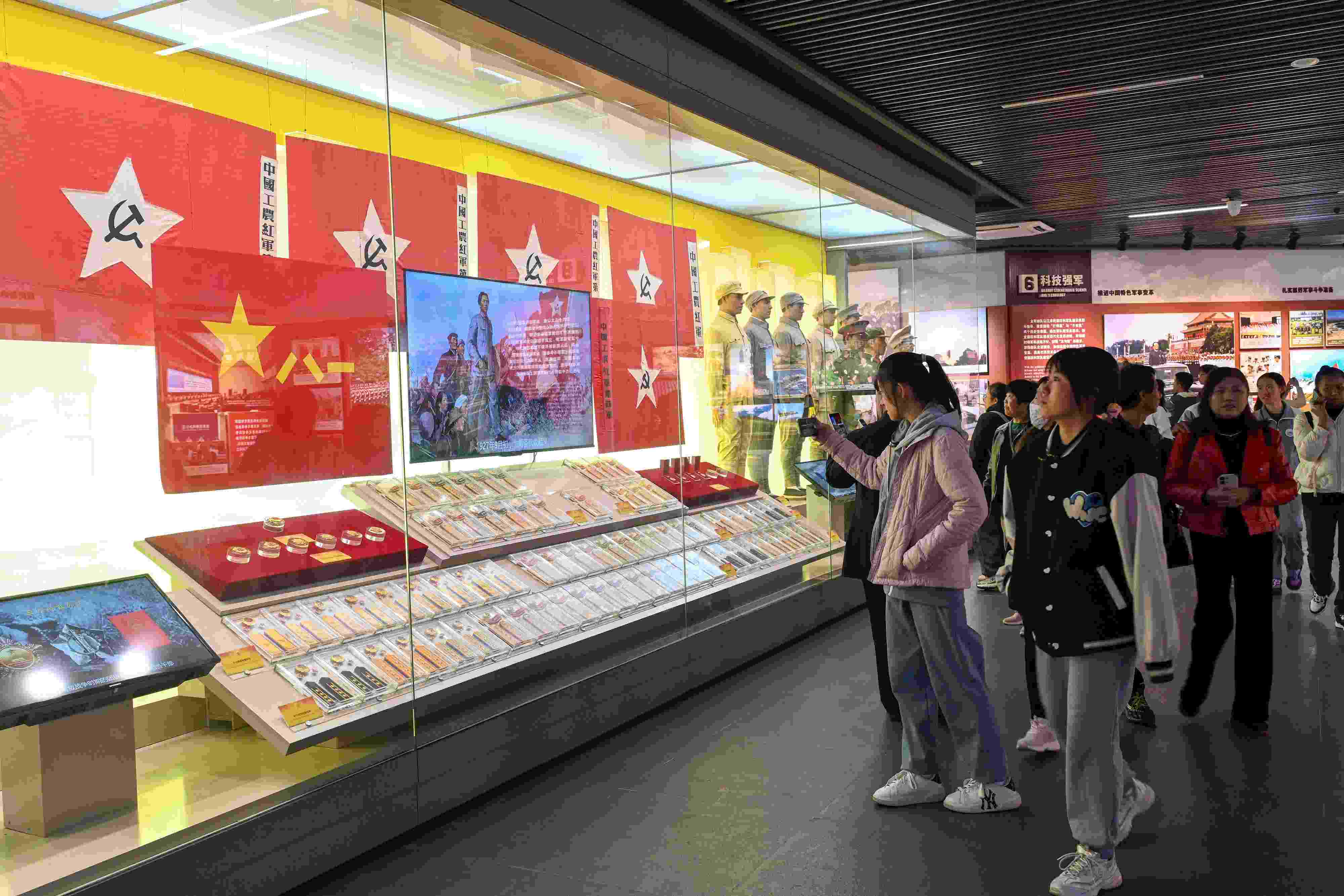 2023年11月15日，游客游覽參觀南昌八一起義紀(jì)念館，感受體驗(yàn)紅色文化的教育。