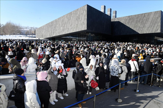 2024年1月15日，哈爾濱，侵華日軍第七三一部隊(duì)罪證陳列館門口排隊(duì)的游客整齊有序。