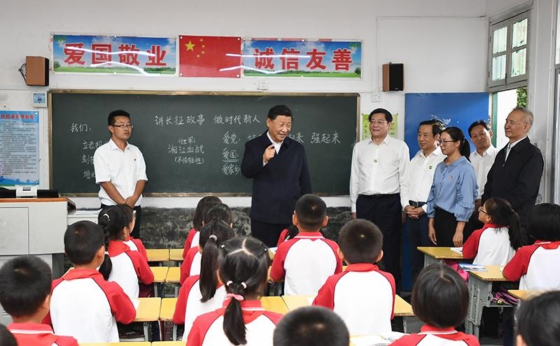 △2020年9月16日，習(xí)近平總書記在湖南郴州市汝城縣文明瑤族鄉(xiāng)第一片小學(xué)，同正在上思政課的同學(xué)們親切交流。