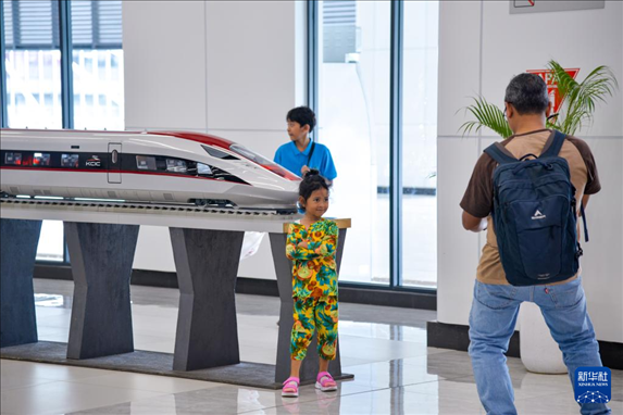 1月24日，在印度尼西亞雅加達(dá)哈利姆站候車大廳，一名小朋友和雅萬(wàn)高鐵高速動(dòng)車組模型合影。新華社記者 徐欽 攝