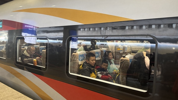 旅客乘坐高鐵列車。中國(guó)鐵路北京局供圖
