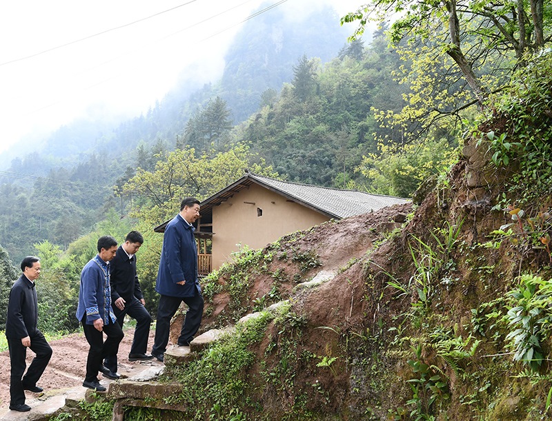 2019年4月15日，在重慶石柱土家族自治縣中益鄉(xiāng)華溪村，習近平總書記踏著濕滑的石階登上陡坡，前往貧困戶譚登周家看望。