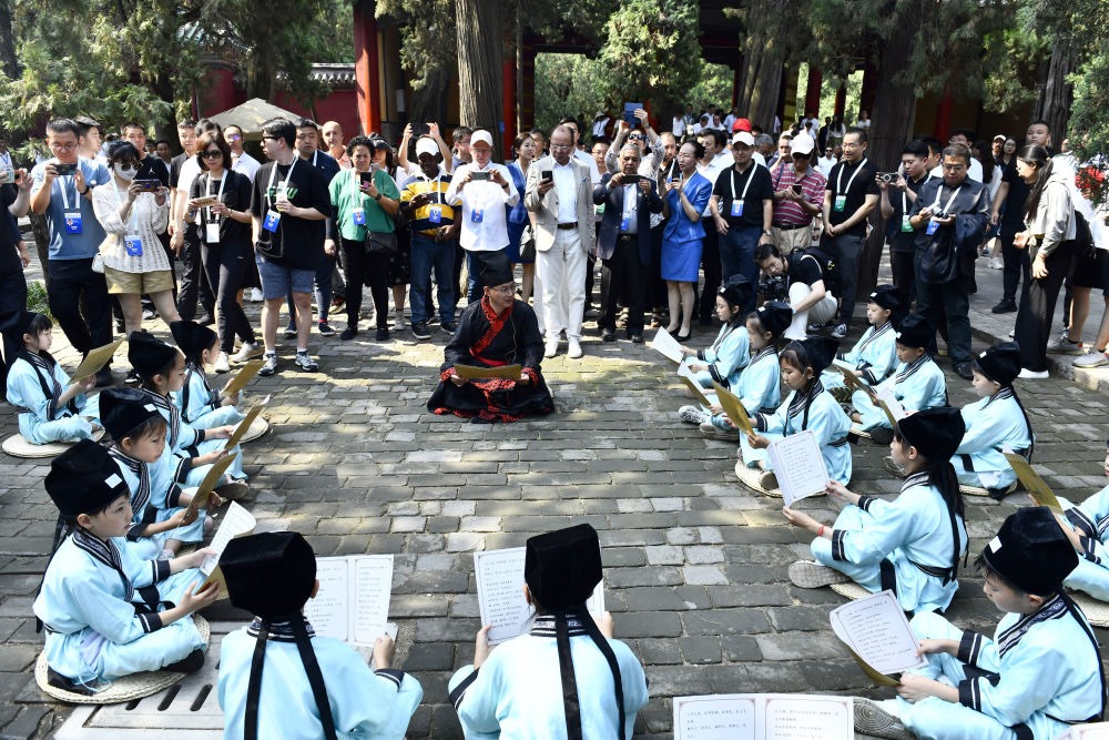2023年6月27日，在曲阜孔廟，嘉賓和游客在聆聽孩子們誦讀《論語(yǔ)》。