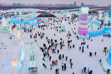 游客在哈爾濱冰雪大世界園區(qū)內(nèi)游玩（無(wú)人機(jī)照片，2024年1月4日攝）。新華社記者 謝劍飛 攝