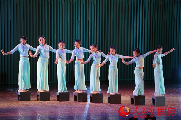 古典舞《碇步橋》。人民網(wǎng) 許可攝