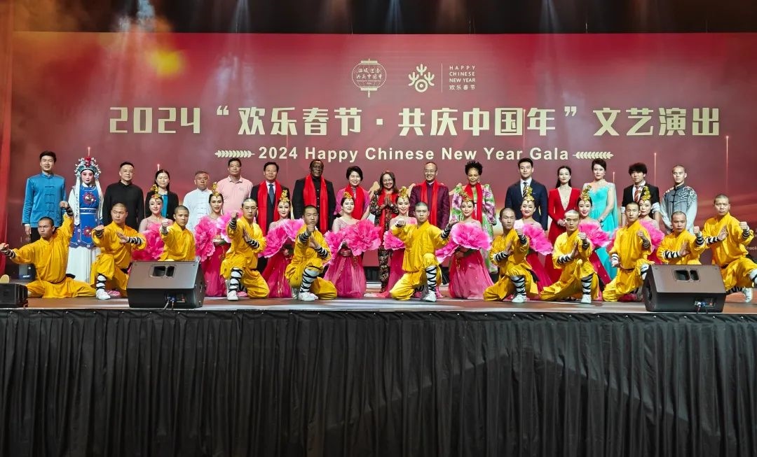 全體嘉賓和演員合影。中國(guó)駐南非大使館供圖