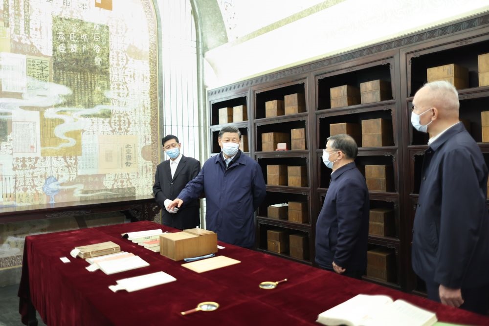 2023年6月1日下午，習(xí)近平在位于北京的中國國家版本館考察時(shí)，在蘭臺洞庫了解館藏精品版本保存情況。新華社記者 鞠鵬 攝