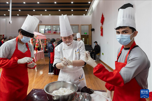 1月28日，在復(fù)旦大學(xué)第二附屬學(xué)校，美國(guó)馬斯卡廷中學(xué)學(xué)生展示自己制作的湯圓。 新華社記者 王翔 攝