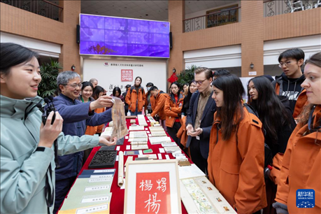 1月29日，在復(fù)旦大學(xué)，美國(guó)馬斯卡廷中學(xué)學(xué)生了解中國(guó)古籍裝幀與修復(fù)技術(shù)。 新華社記者 王翔 攝