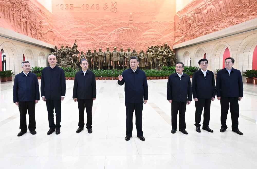 2022年10月27日，習(xí)近平在延安革命紀(jì)念館參觀《偉大歷程——中共中央在延安十三年歷史陳列》結(jié)束時(shí)發(fā)表重要講話。新華社記者 燕雁 攝