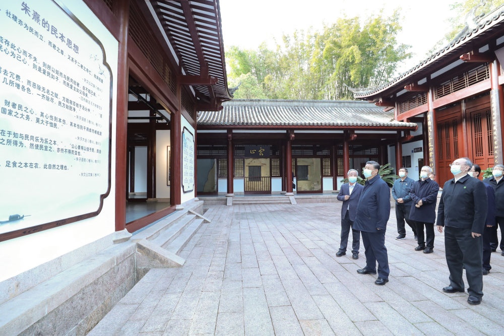 2021年3月22日，習(xí)近平在福建省南平武夷山朱熹園，了解朱熹生平及理學(xué)研究等情況。新華社記者 鞠鵬 攝