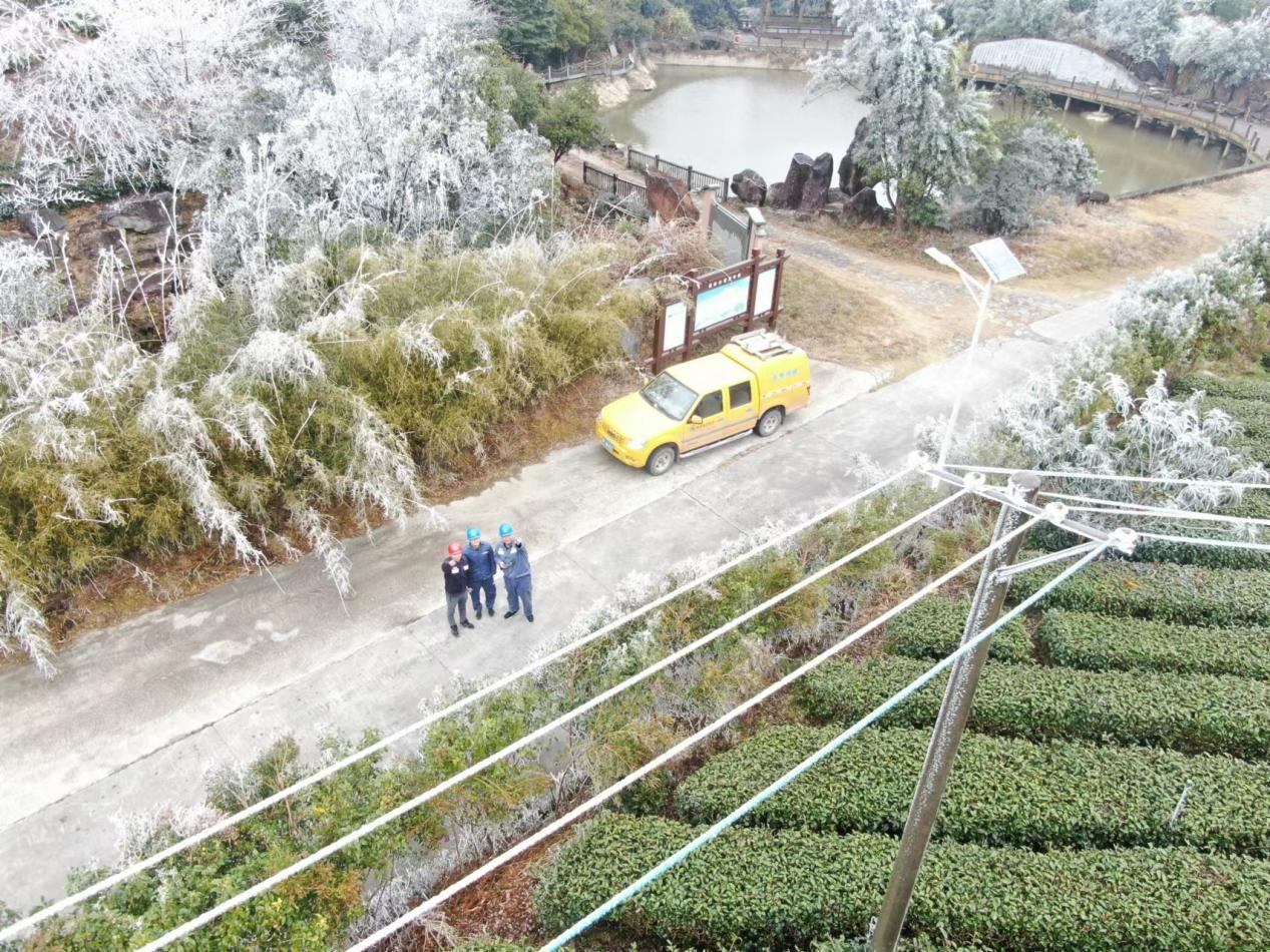 南方電網(wǎng)廣東梅州豐順供電局工作人員對重點線路設(shè)備進(jìn)行特巡特維。徐會芳攝