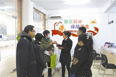  圖③：調(diào)解后，法官現(xiàn)場向當(dāng)事人做釋法析理工作。