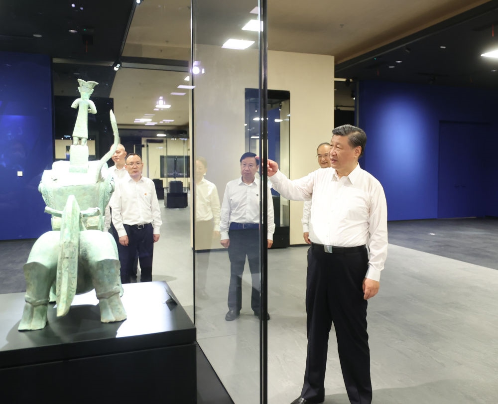 2023年7月26日下午，習(xí)近平在位于四川省德陽市廣漢市的三星堆博物館新館參觀。新華社記者 鞠鵬 攝