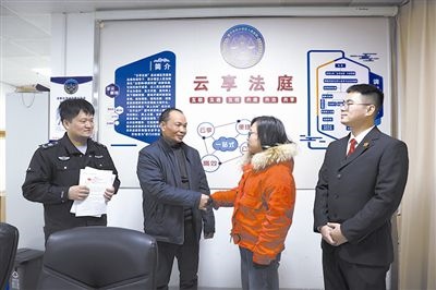  圖②：雙方當(dāng)事人達成調(diào)解協(xié)議，握手言和。