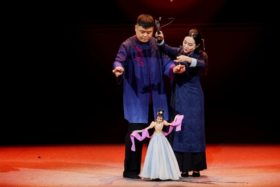 “何以中國·向海泉州”網(wǎng)絡主題活動現(xiàn)場，蔡思雅和搭檔表演提線木偶戲。