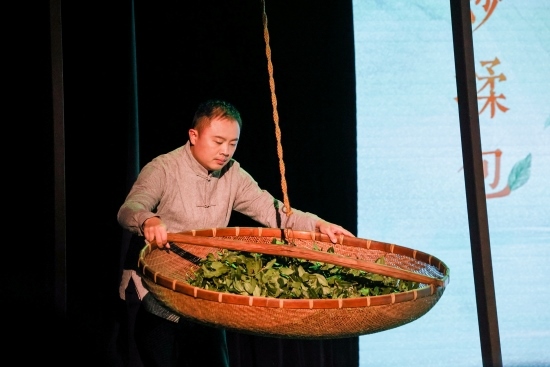 “何以中國·向海泉州”網(wǎng)絡主題活動現(xiàn)場，魏嘉宏表演搖青。