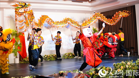在菲留學(xué)生通過舞龍舞獅表演呈現(xiàn)中華優(yōu)秀傳統(tǒng)文化魅力。人民網(wǎng)記者樊帆 攝