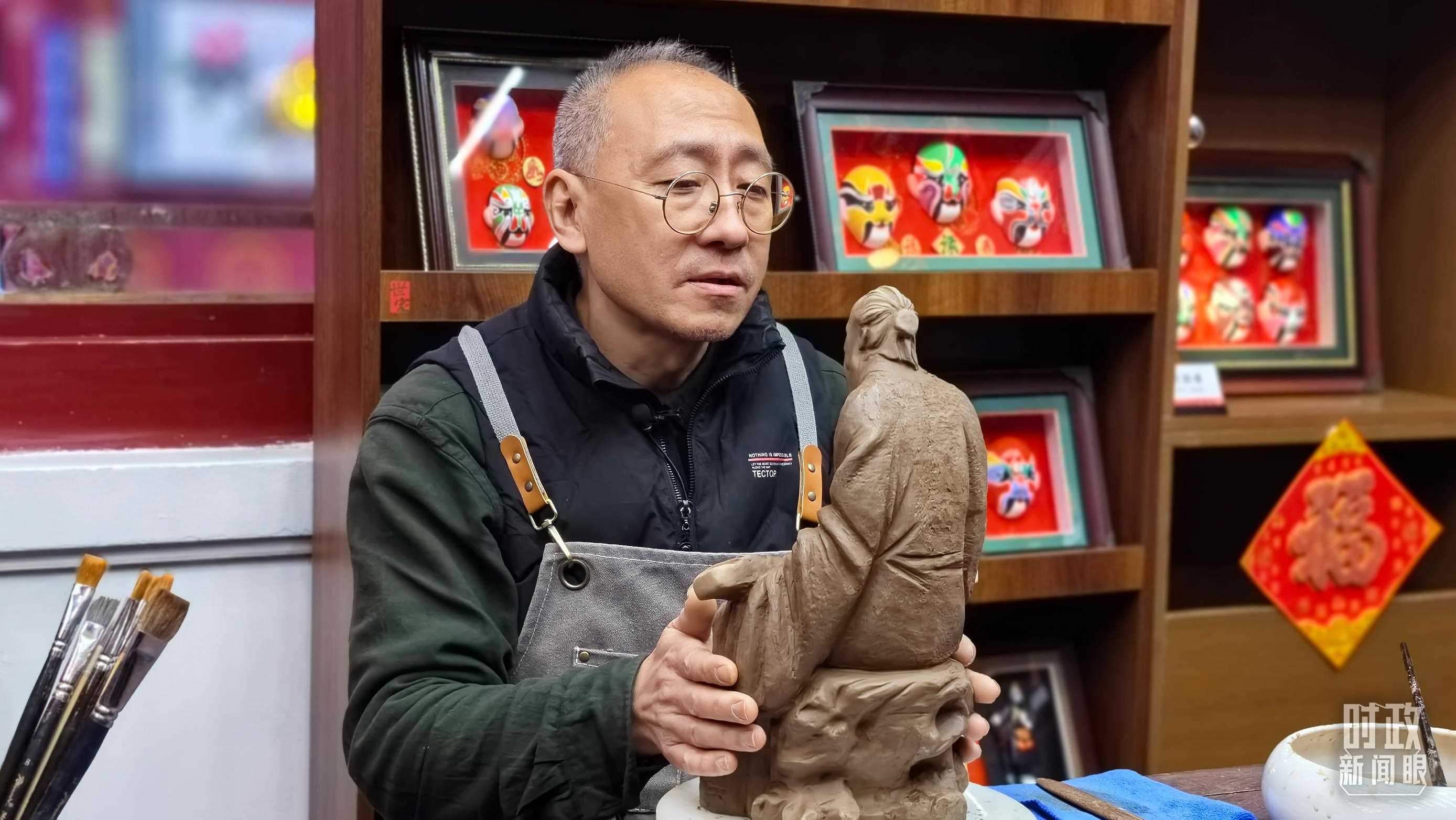 △“泥人張”的匠人正在雕塑。（總臺(tái)央視記者潘毅拍攝）