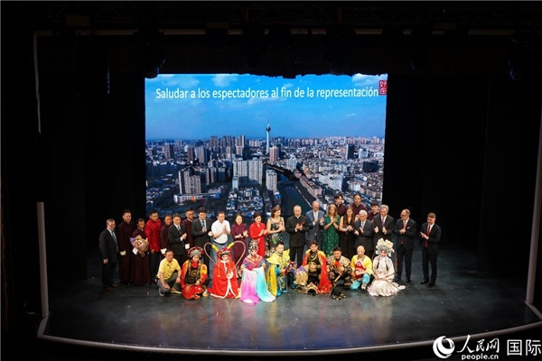 圖為王衛(wèi)大使與蒙迪諾外長等嘉賓登臺祝賀。人民網記者 許放攝
