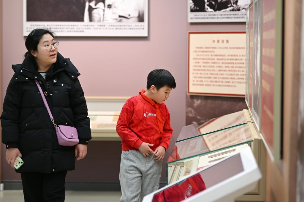 2024年1月28日，家長(zhǎng)帶著孩子在平津戰(zhàn)役紀(jì)念館內(nèi)參觀。