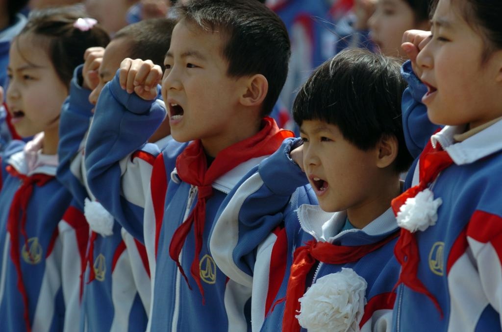 2006年4月5日，天津緣誠(chéng)小學(xué)的同學(xué)們來(lái)到平津戰(zhàn)役紀(jì)念館祭奠英烈，表達(dá)對(duì)革命先烈的緬懷之情。