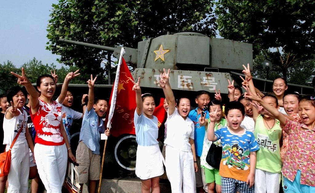 2003年7月31日，天津市紅橋區(qū)躍進(jìn)里小學(xué)少先隊(duì)員來(lái)到平津戰(zhàn)役紀(jì)念館“功臣號(hào)坦克”前，開(kāi)展以“揚(yáng)軍威做革命接班人”為主題的隊(duì)日活動(dòng)?！鞍艘弧苯ㄜ姽?jié)前夕，天津市在少先隊(duì)員中廣泛開(kāi)展“仰望革命英烈頌我軍威”等紀(jì)念活動(dòng)。