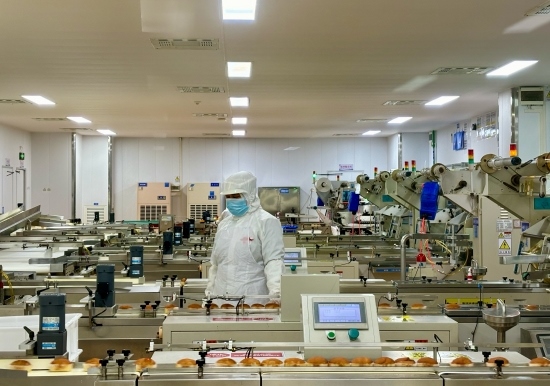 盼盼5G智慧工廠生產(chǎn)線正在進(jìn)行產(chǎn)品質(zhì)檢。人民網(wǎng)記者 金慧慧攝