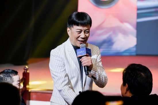 “何以中國·向海泉州”網(wǎng)絡(luò)主題活動現(xiàn)場，陳百潭演出時與觀眾互動。泉州廣播電視臺供圖