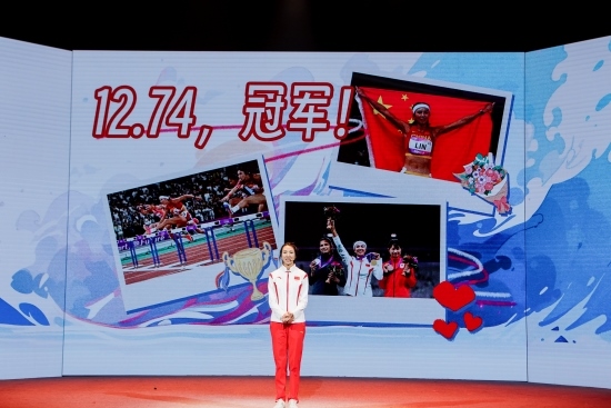 “何以中國·向海泉州”網(wǎng)絡(luò)主題活動現(xiàn)場，林雨薇講述奪冠經(jīng)歷。泉州廣播電視臺供圖