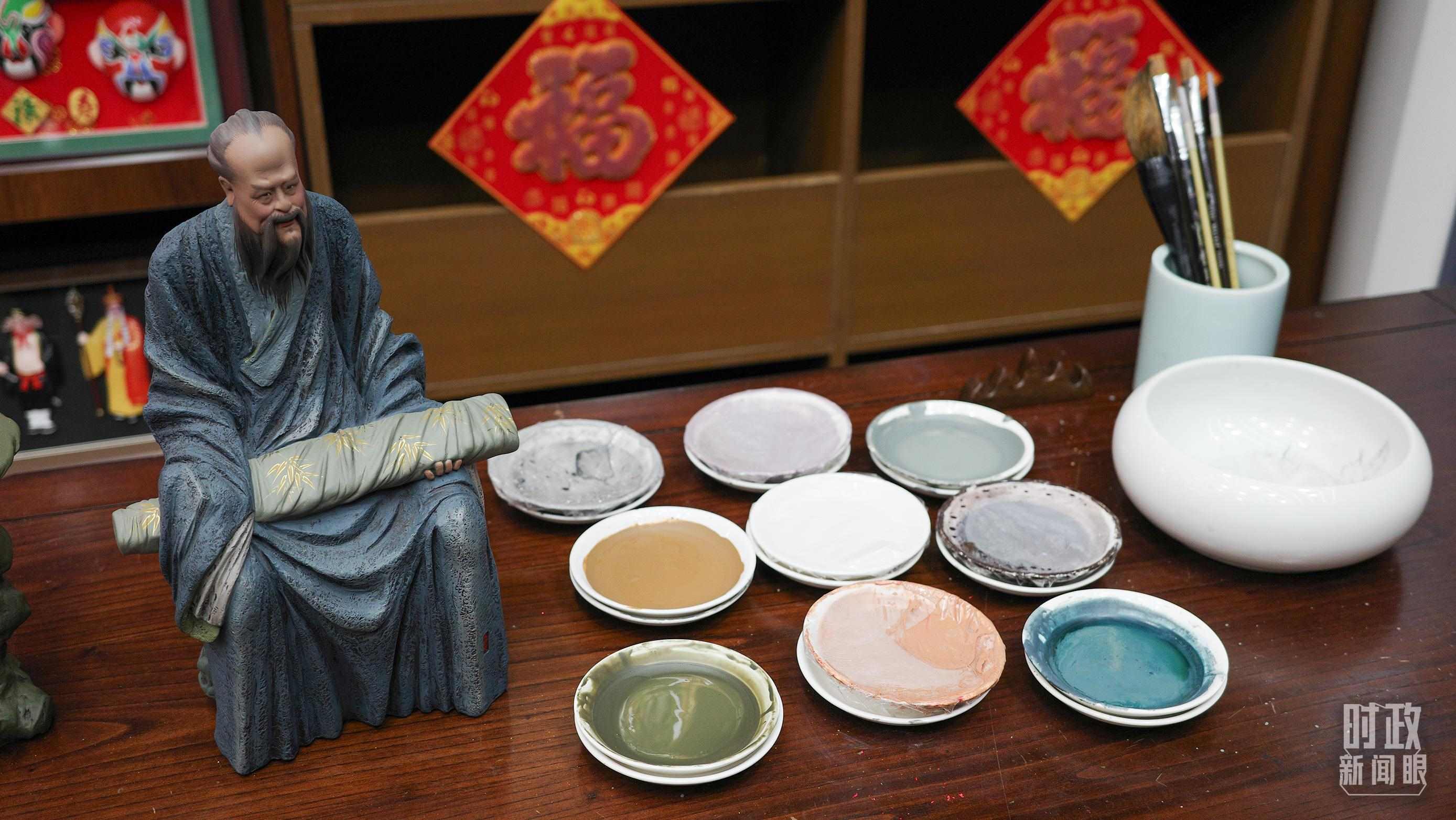 △天津古文化街，泥人張店鋪的上色顏料展示。（總臺央視記者覃思拍攝）