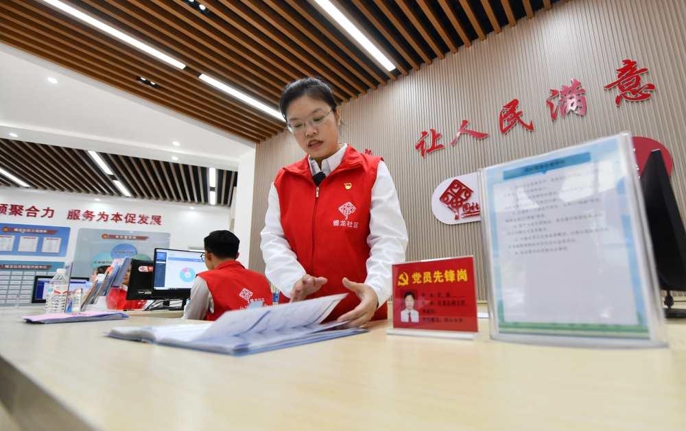 △2023年12月14日，廣西南寧市蟠龍社區(qū)，工作人員在為居民服務。