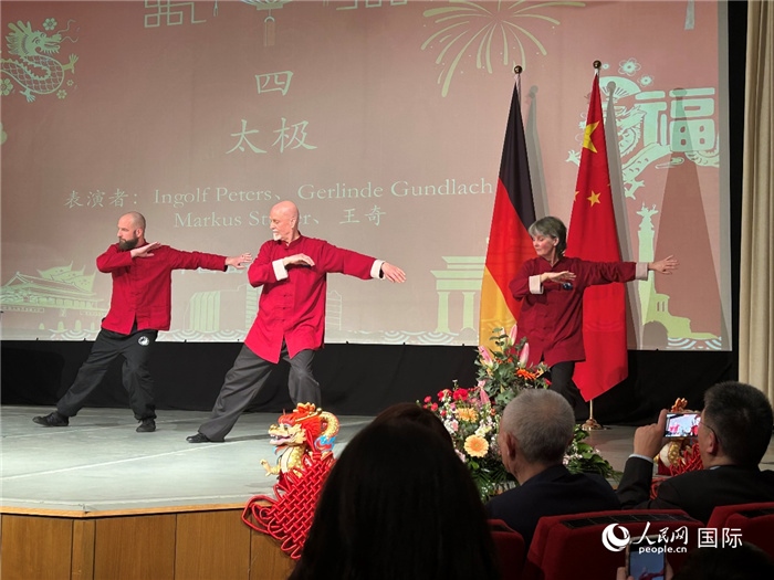 太極，表演者：Ingolf Peters、Gerlinde Gundlach、Markus Stüber