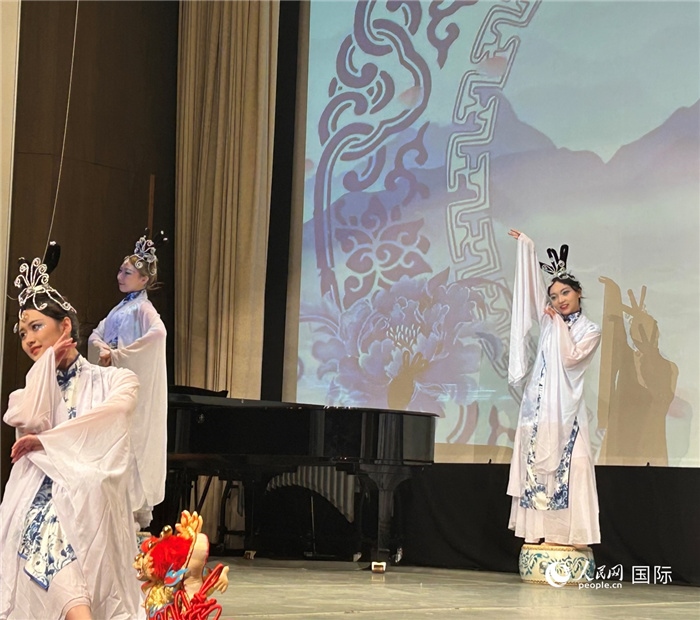 舞蹈《青花瓷》，表演者：德國(guó)中歐文化藝術(shù)交流協(xié)會(huì)