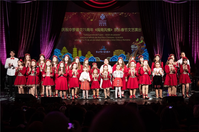 圖為羅小快板兒童合唱團(tuán)在演唱中文歌曲。 中國(guó)駐羅大使館文化處供圖。