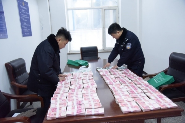 民警清點涉案資金。磐石市公安局供圖
