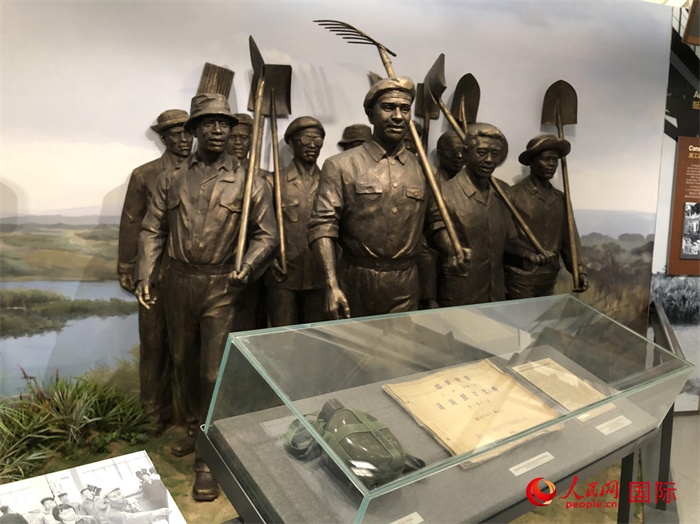 紀念園中展覽的筑路場景 。人民網(wǎng)記者 黃培昭攝