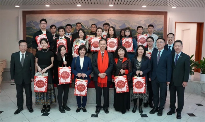 中國駐瑞典大使館崔愛民與留學(xué)生代表和華校負責(zé)人合影。 中國駐瑞典大使館供圖