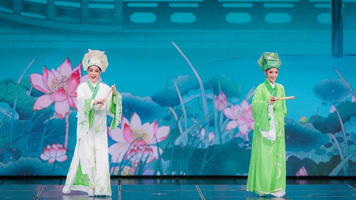 青年越劇演員陳麗君、李云霄彩排現(xiàn)場。主辦方供圖