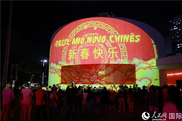 林度夫人公園內劇院的外墻上投影出中國文化元素燈光秀。人民網記者 陳海琪攝
