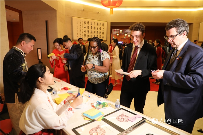 圖為美國民眾體驗中國春節(jié)民俗。人民網記者 李志偉攝